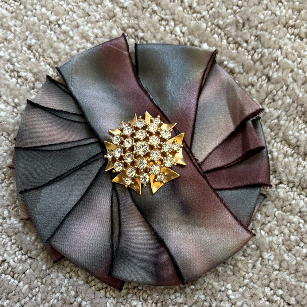 Stella & Dot Gold and Rhinestone Brooch EUC 🍀